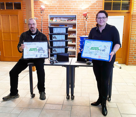 Jeannette Rische und Oliver Schröder aus dem Medienzentrum der Stadt Salzgitter präsentieren LEGO® Mindstorms.