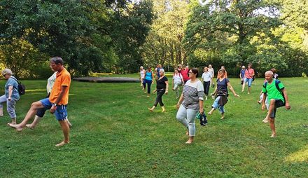 Menschen spazieren durch einen Park.