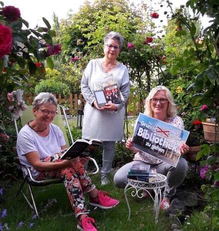 Stadtbibliotheksleiterin Sylvia Fiedler, Maria Gröschler, Vorsitzende der Bibliotheksgesellschaft ,Stellvertretende Leiterin Barbara Henning.