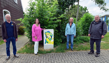 Freuen sich über die malerische Premiere in Steterburg (von links: Jürgen Kook, Teamleiter Dokumentation und Betriebsmanagement der WEVG, die Künstlerin Nicole Brito de la Cruz, Quartiersmanagerin Sabine Naats und Michael Feyerabend, der Vorsitzende des Sanierungsbeirates.