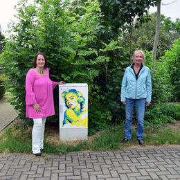 Freuen sich über die malerische Premiere in Steterburg (von links: Jürgen Kook, Teamleiter Dokumentation und Betriebsmanagement der WEVG, die Künstlerin Nicole Brito de la Cruz, Quartiersmanagerin Sabine Naats und Michael Feyerabend, der Vorsitzende des Sanierungsbeirates.