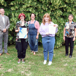 Freuen sich über die Auszeichnung (von links): Detlev Gedaschke, Vorsitzender des Fördervereins, die Stipendiatin Johanna Schlichting, Melanie Germain (Lehrerin), die Stipendiatin Roxana Malyska und Regine Nikolai, die Präsidentin des Zonta Clubs.