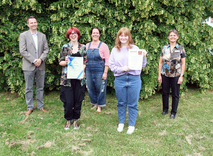 Freuen sich über die Auszeichnung (von links): Detlev Gedaschke, Vorsitzender des Fördervereins, die Stipendiatin Johanna Schlichting, Melanie Germain (Lehrerin), die Stipendiatin Roxana Malyska und Regine Nikolai, die Präsidentin des Zonta Clubs.