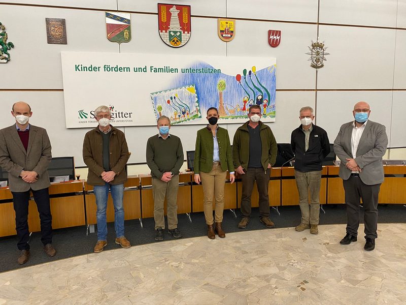 Eric Neiseke, Erster Stadtrat der Stadt Salzgitter (rechts) gratuliert der neuen Kreisjägermeisterin Susanne Niemeyer und den anderen Mitgliedern des Jagdbeirats Hans Kasinger, Herbert Würstemann, Joachim Lüders, Axel Kornblum und Detlef Tolzmann. Dirk Werthmann war nicht anwesend.