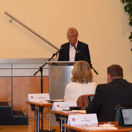 Oberbürgermeister Frank Klingebiel steht am Rednerpult.