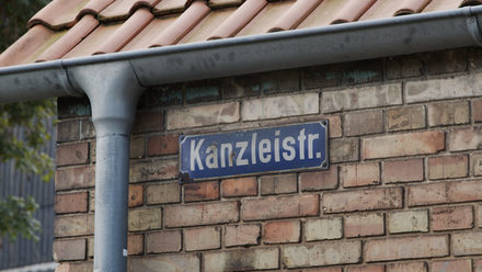 Das alte Schild der Kanzleistraße ist noch heute zu sehen.