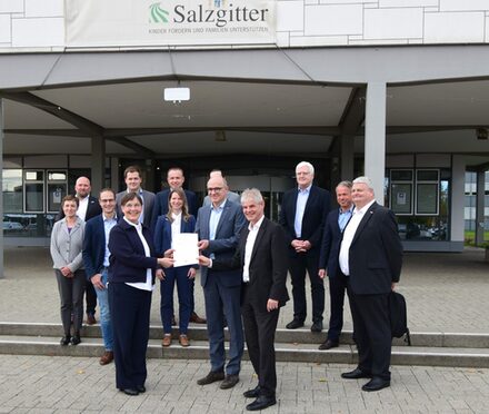 Die Projektpartner stehen vor dem Rathaus in Salzgitter.