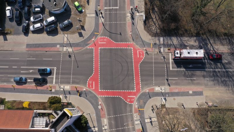 Die Radwegfurten an der Kreuzung Berliner Straße/Neißestraße sorgen für eine größere Sicherheit für die Fahrradfahrenden.