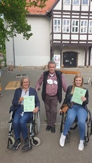 (von links: Frau Sievers vom Architektenbüro Sievers, Hans-Werner Eis-feld und Bonny Reinbeck v. Referat für Stadtumbau).