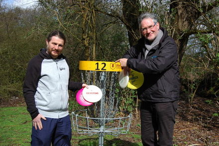 Von rechts: Wolfgang Philippsen (BSF) und Turnierdirektor Andreas Martin freuen sich auf die Neuauflage der Salzgitter Island Challenge auf der Insel im Salzgittersee und sind gespannt, wer der neue Titelträger sein wird.