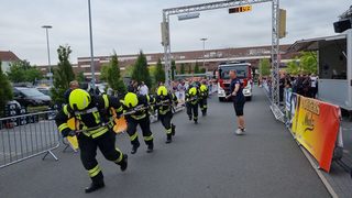 Die Auszubildenden der Berufsfeuerwehr beim Pulling.