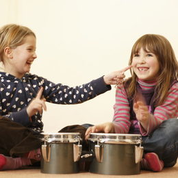 „Einsteigen, festhalten, gleich geht es im Instrumentenkarussell der Musikschule los!“