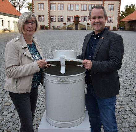 Ein Exponat aus den Depots des Städtischen Museums: das praktische Grubenklosett, das auf dem Foto von Museumsleiter Arne Homann und Museumspädagogin Christine Kellner-Depner präsentiert wird.