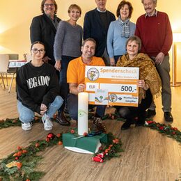 Spendenübergabe mit Praktikantin Jolie Janecek, Fachdienstleiter Hartmut Schölch, Christiane Voß und Thomas Wolf vom Verein „Wir helfen Kindern“, Kulturdezernent Jan Erik Bohling, Gabriele Grabenhorst (Schriftführerin Hospiz-Initiative), Musikschulleiterin Sabine Petter und Heribert Pietschmann (stellv. Vorsitzender Hospiz-Initiative).