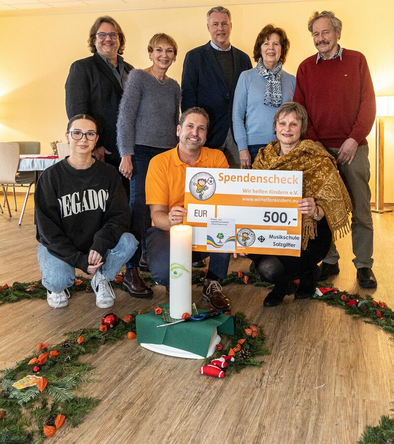 Spendenübergabe mit Praktikantin Jolie Janecek, Fachdienstleiter Hartmut Schölch, Christiane Voß und Thomas Wolf vom Verein „Wir helfen Kindern“, Kulturdezernent Jan Erik Bohling, Gabriele Grabenhorst (Schriftführerin Hospiz-Initiative), Musikschulleiterin Sabine Petter und Heribert Pietschmann (stellv. Vorsitzender Hospiz-Initiative).