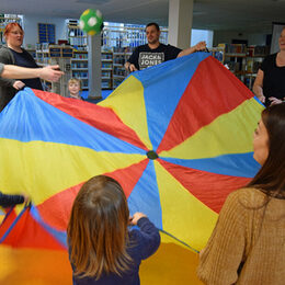 Die Kinder (und Eltern) machen beim Auftakt in der Stadtbibliothek begeistert mit.