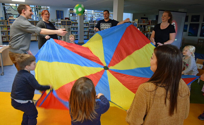 Die Kinder (und Eltern) machen beim Auftakt in der Stadtbibliothek begeistert mit.