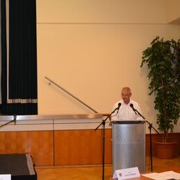 Oberbürgermeister Frank Klingebiel steht am Rednerpult.