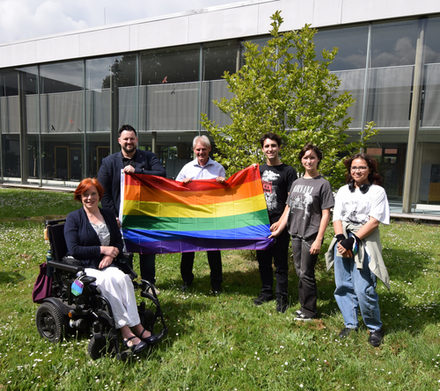 (v.l.): Gesa Teichert-Akkermann (Mentorin der Regenbogen AG), Tobias Bey (Lehrer des Gymnasius am Fredenberg und Ratsherr), Oberbürgermeister Frank Klingebiel sowie Mitglieder der Regenbogen AG.