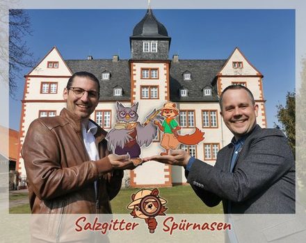 Dr. Björn Gläser (WIS) und Museumsleiter Arne Homann vor dem Städtischen Museums Schloss Salder.