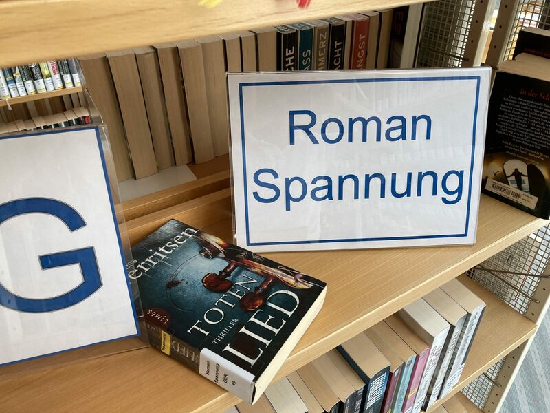 Im Regal klafft eine Lücke, weil alle Bücher des Autoren ausgeliehen sind...