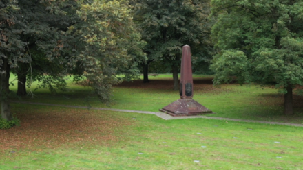 Der Obelisk war das erste Mahnmal auf dem Gräberfeld.