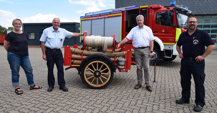 Dieser Tragkraftspritzen-Anhänger von 1905 wird von der Berufsfeuerwehr in den Besitz des Städtischen Museums Schloss Salder mit weiteren Objekten übergehen. Bei der Übergabe dabei (v.l.): Antje Ahrens vom städtischen Museum Schloss Salder, stellvertretender Fachdienstleiter Feuerwehr Martin Mann, Stadtrat Jan Erik Bohling und Pressesprecher Feuerwehr Marcus Spiller.