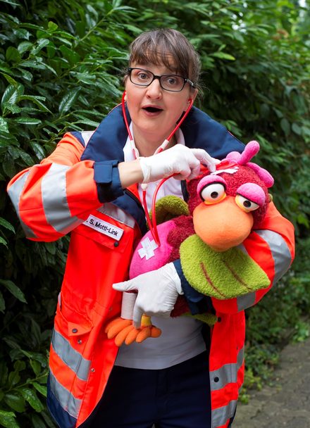 Die Ärztin Sibylle Mottl-Link erzählt den Kindern mit „der sprechenden Hand“ tolle Geschichten.