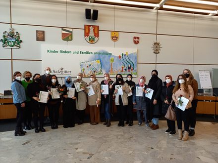 Elke Ferfers (2. von rechts), Leiterin des Fachdienstes Kinder, Jugend und Familie der Stadt Salzgitter konnte den dreizehn mehrsprachigen Absolventinnen ihre Zertifikate und Teilnahmebescheinigungen übergeben.