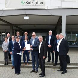 Die Projektpartner stehen vor dem Rathaus in Salzgitter.