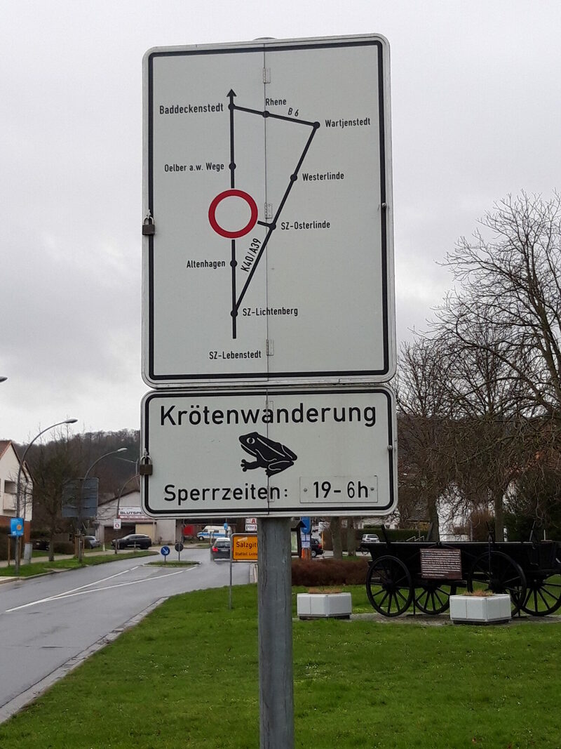 Das Schild zur Straßensperrung mit Umfahrungsempfehlung