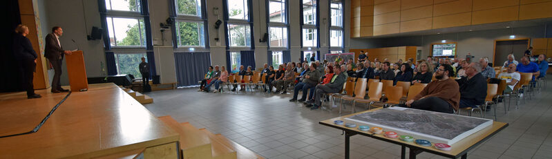 Stadtbaurat Michael Tacke und Lisa Nieße vom Planungsbüro plan zwei begrüßen die Gäste zur Auftaktveranstaltung im Kranich-Gymnasium.