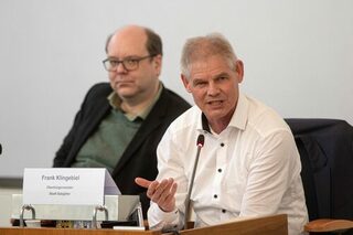 Oberbürgermeister Frank Klingebiel bei der Pressekonferenz