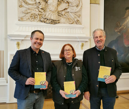 Freuen sich im Schloss Salder über das fertige Werk – Arne Homann, Leiter Städtisches Museum Schloss Salder (links) sowie Gunter Kostorz, Obmann für die Patenschaft Salzgitter-Kattowitz (rechts) und seine Ehefrau Margot (Mitte). Foto: Stadt Salzgitter