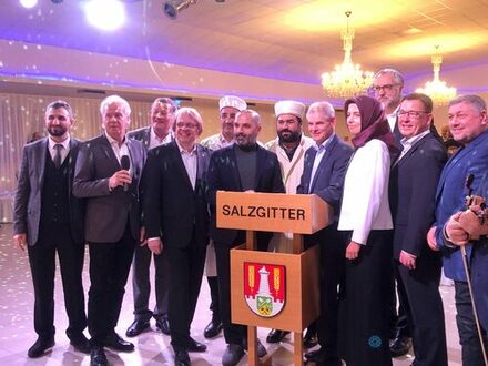 OB Klingebiel mit Gästen und Rednerinnen und Rednern beim Iftar-Empfang