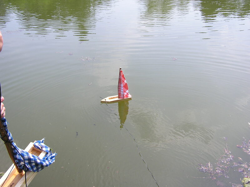 Und anschließend wird das kleine Boot zu Wasser gelassen.