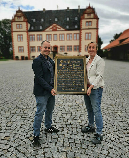 Das ortsgeschichtlich bedeutende neue Ausstellungsstück präsentieren Museumsleiter Arne Homann und Mitarbeiterin Antje Ahrens.