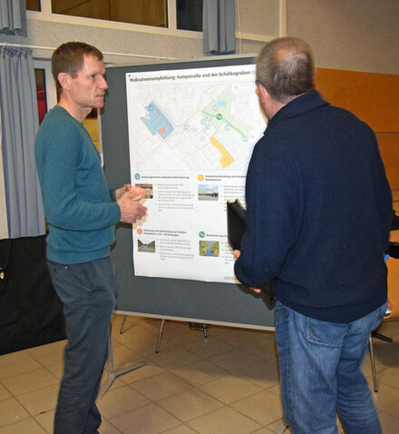 Carsten Schäfer von der PLANUNGSGRUPPE STADTBÜRO im Gespräch mit einem Gast.