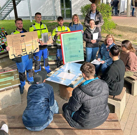 Auszubildende der Firma Seyfert GmbH, Schulleiterin Nadja Koszudowski und Sozialpädagogin Nadja Röttger freuen sich über die gelungene Veranstaltung an ihrer Schule.