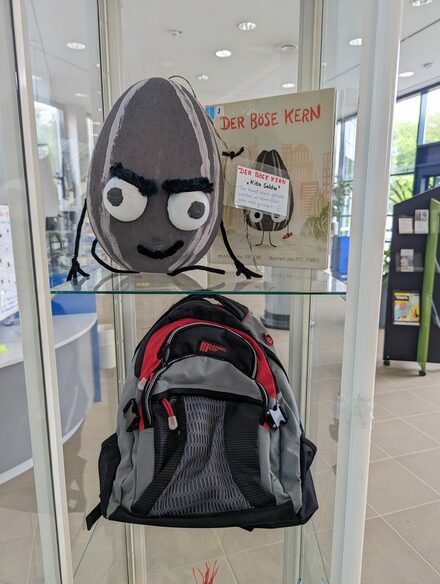 Rucksack, Figur und Bilderbuch "Der Böse Kern"