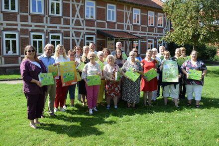 Präsentierten gemeinsam mit den Babybegrüßerinnen die „Salzgitter Sammelmappe“: Fachdienstleiterin Elke Ferfers (links), Stadtrat Dr. Dirk Härdrich (2. v. links), Anna Koch (3. v. links), Prozessbegleiterin Simone Welzien (hinten 5. v. links), Jugendhilfeausschuss-Vorsitzender Michael Letter (hinten 7 v. links), Nicole Palm (vorne 2. v. rechts).