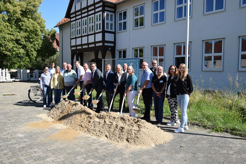 Freuen sich über den Startschuss für die Umgestaltung des Vorplatzes und nahmen den Spaten gleich selbst in die Hand (von links): Stadtbaurat Michael Tacke, Christian Striese, Bürgermeister der Ortschaft Nordost, Kai Knischewski, Geschäftsführer Nordwestdeutsche Baugesellschaft Salzgitter, Erster Bürgermeister Stefan Klein; Landschaftsarchitektin Johanna Sievers, Ulrike Heilshorn, Vorsitzende des Sanierungsbeirates, und Andreas Bittner, Leiter des Referats Stadtumbau und Soziale Stadt der Stadt Salzgitter.