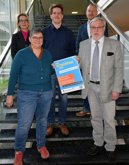 Claudia Nowak (vorn links) und Klaus-Dieter Wicht (vorn rechts) engagieren sich als Jugendschöffin und Schöffe. Die Stadt Salzgitter sucht Bürgerinnen und Bürger, die sich für dieses verantwortungsvolle Ehrenamt bewerben (von links): Jeanette Schinke, stellvertretende Leiterin des Fachdienstes Kinder, Jugend und Familie; Sven Hillebrecht, stellvertretender Fachgebietsleiter im Fachdienst Rats- und Kommunalangelegenheiten und Carsten Klotz, Leiter des Fachdienstes Rats- und Kommunalangelegenheiten.