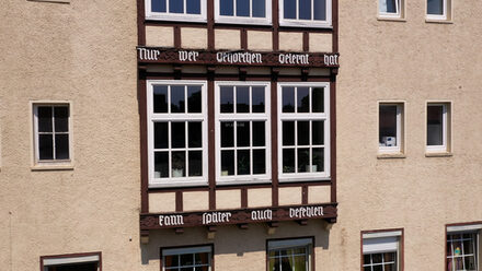 Balkenbeschriftung an der Ziesberg-Schule in Salzgitter-Bad.