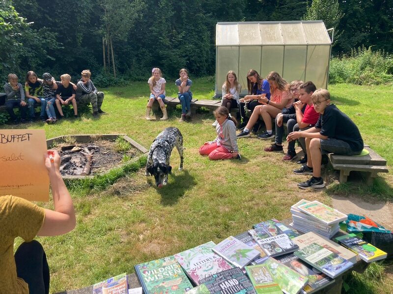 Die Teilnehmenden verbrachten fünf Tage auf der Biologischen Station des NABU (Naturschutzbund) Salzgitters., um den Superkräften unserer heimischen Pflanzen und Kräuter auf die Spur zu kommen und täglich ein leckeres Menü über dem Lagerfeuer zuzubereiten.