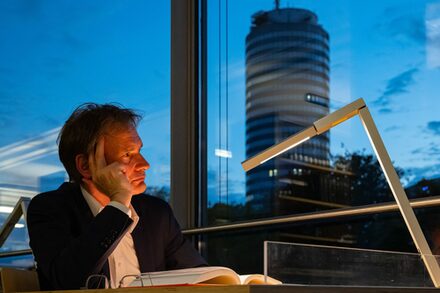 Stefan Matuschek ist Professor für Neuere deutsche Literaturwissenschaft an der Friedrich-Schiller-Universität Jena.