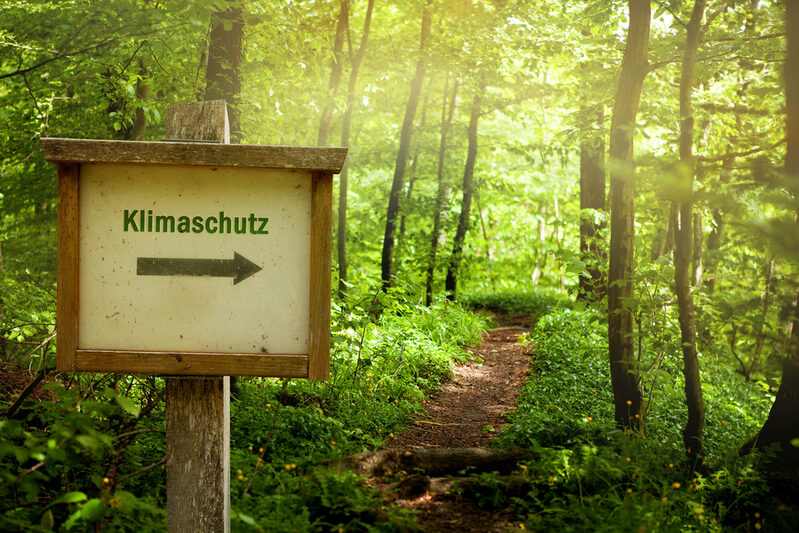 Photovoltaikanlagen sind ein Beitrag zum Klimaschutz. Die Volkshochschule bietet dazu einen Vortrag an.