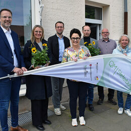 Gemeinsam für Steterburg engagiert (von links): Stadtbaurat Michael Tacke; Lisa Nieße, Inhaberin des Planungsbüros plan zwei, Quartiersmanager Maximilian Grafinger; Martina Hänsch, stellvertretende Leiterin des Referats Stadtumbau und soziale Stadt; Karsten Schröder, Geschäftsführer PLANUNGSGRUPPE STADTBÜRO; Andreas Bittner, Referatsleiter Stadtumbau und soziale Stadt; Quartiersmanagerin Sabine Naats und Petra Behrens-Schröter, Beauftragte der Diakonie.