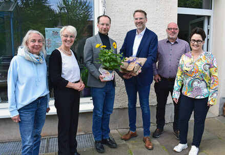 Stadtbaurat Michael Tacke bedankt sich bei Karsten Schröder, Geschäftsführer PLANUNGSGRUPPE STADTBÜRO (Mitte) für die Zusammenarbeit. Dem Dank schließen sich Petra Behrens-Schröter, Beauftragte der Diakonie (zweite von links), Quartiersmanagerin Sabine Naats (links); Andreas Bittner, Referatsleiter Stadtumbau und soziale Stadt und Martina Hänsch, stellvertretende Leiterin des Referats Stadtumbau und soziale Stadt, an.