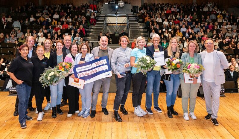 Die „Bunte Sole“ erhielt die Ostertalschule aus Lebenstedt (Schulleitung mit dem Schulkollegium und den ehrenamtlich Tätigen im Schulumfeld).